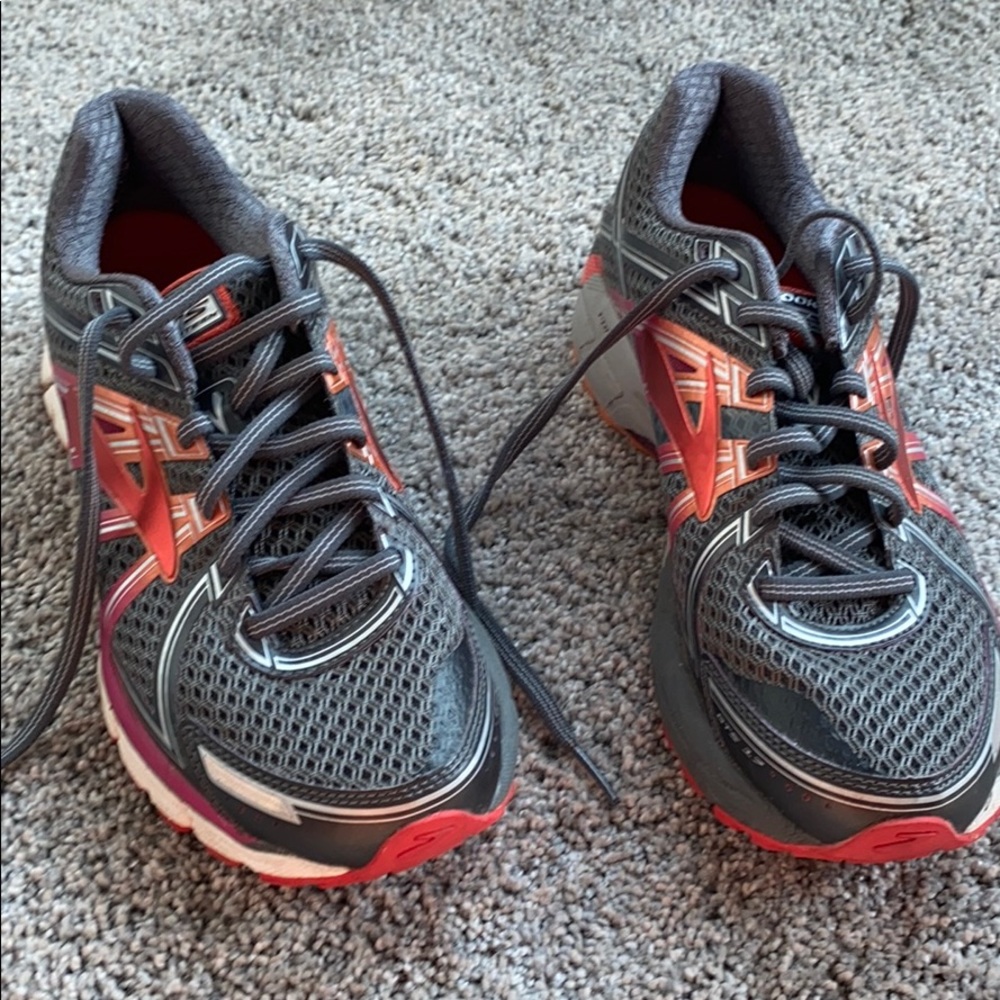 Brooks GTS 17 running shoes size 9